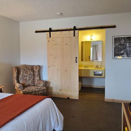 Warden Inn Deer Lodge Extérieur photo