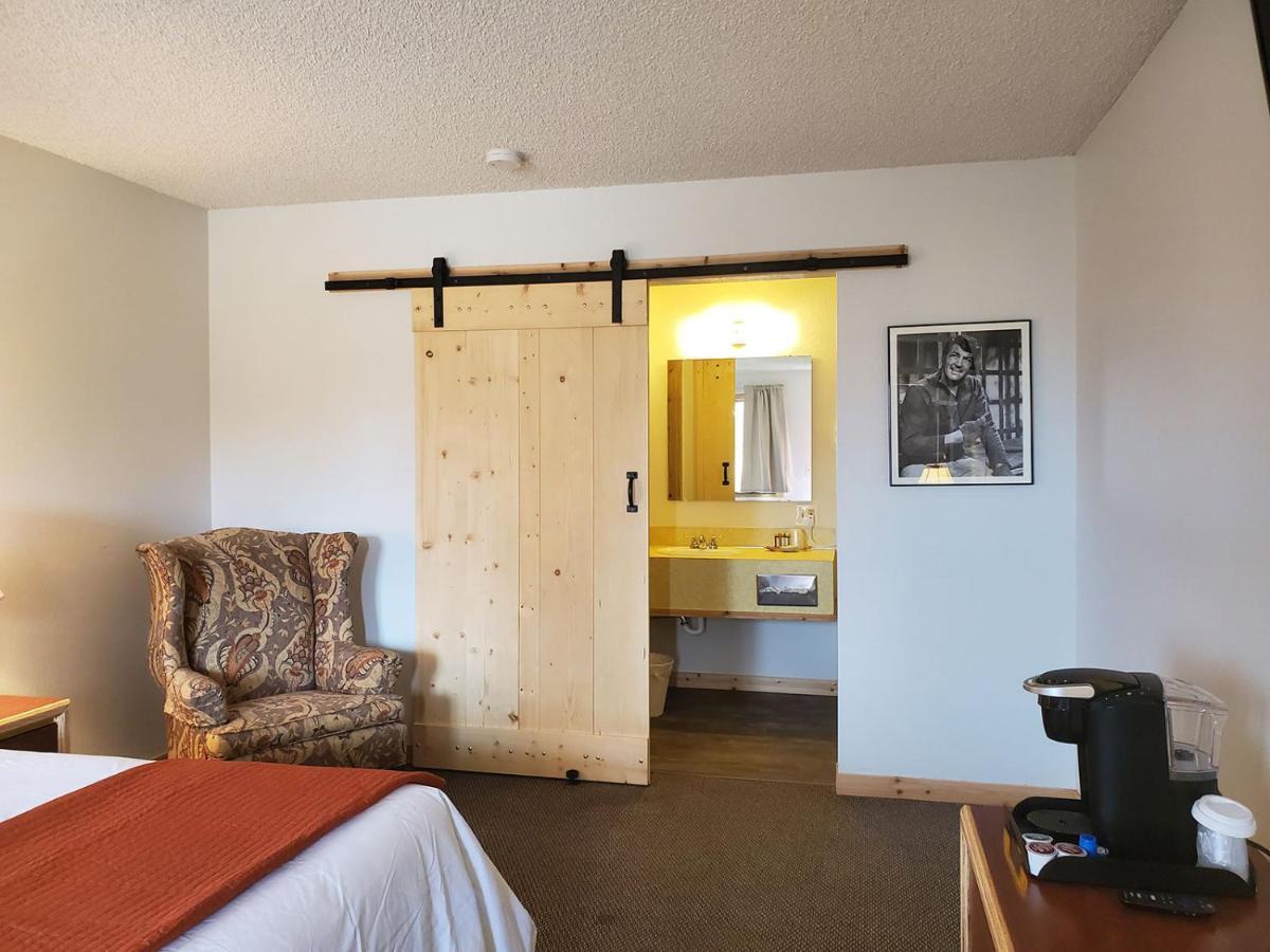 Warden Inn Deer Lodge Extérieur photo