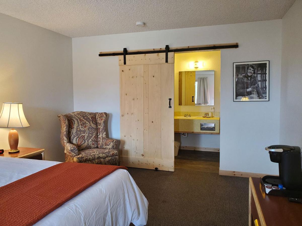 Warden Inn Deer Lodge Extérieur photo