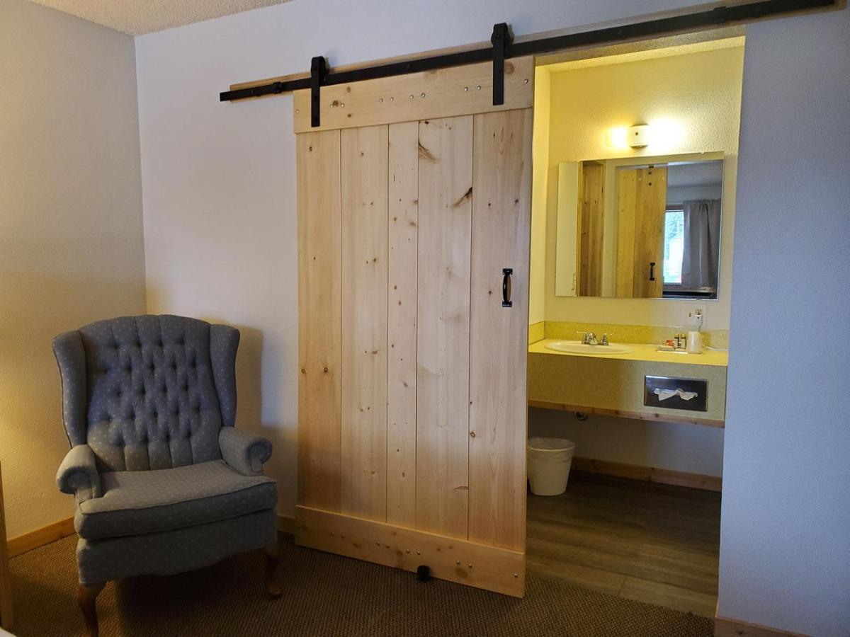 Warden Inn Deer Lodge Extérieur photo