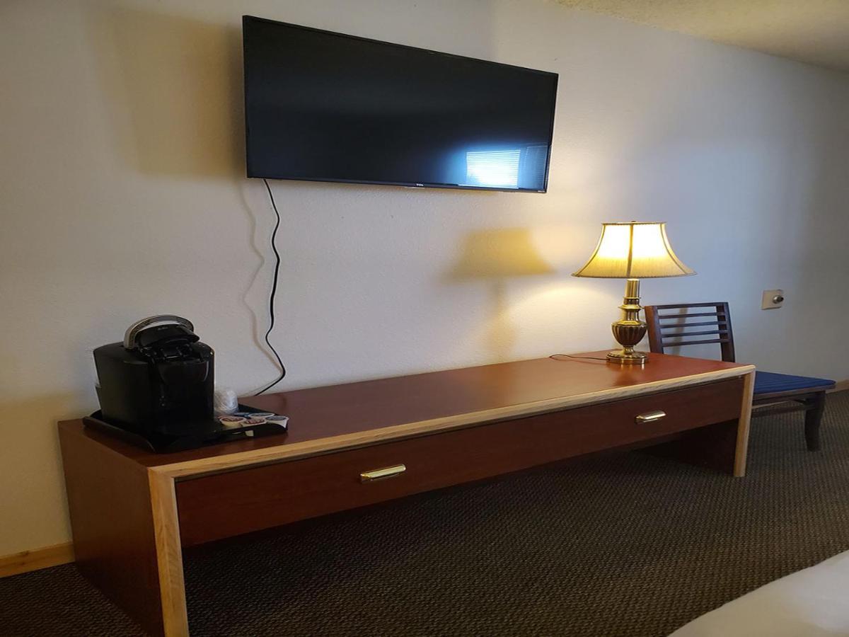 Warden Inn Deer Lodge Extérieur photo