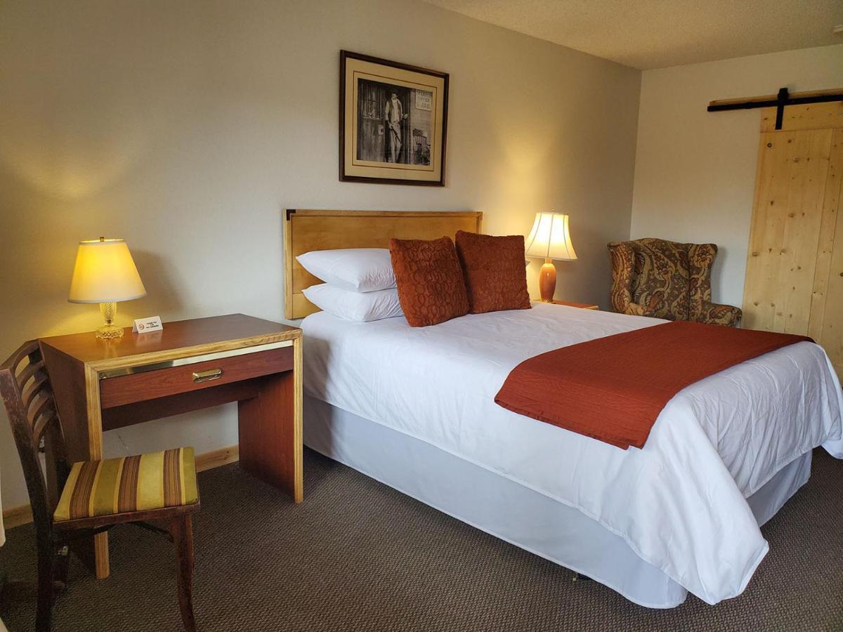 Warden Inn Deer Lodge Extérieur photo